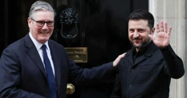 Starmer takon Zelenskyn: Pavarësisht luftës në Iran, nuk duhet ta lëmë vetëm Ukrainën