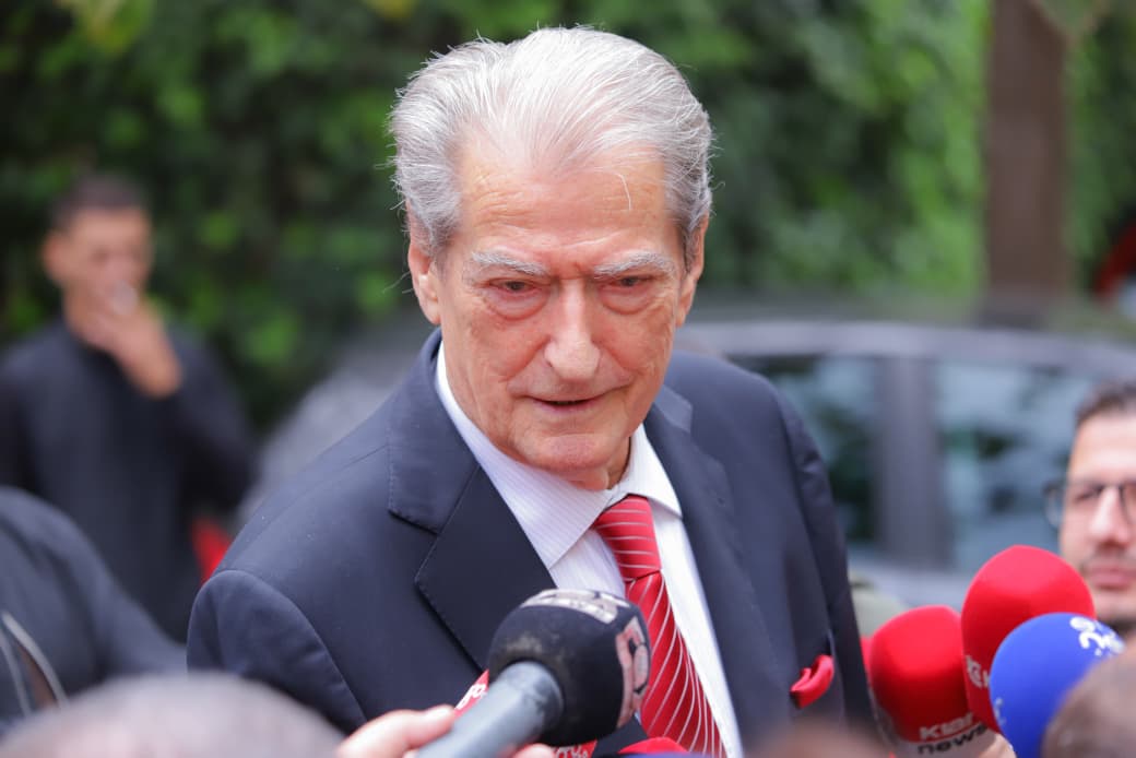 Ndjesa e Berishës, por mendjen te…kulla/ As hallin e Enverit, as të Ramës. Para 20 vitesh tentoi privatizimin e vilës së diktatorit