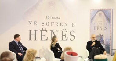 Kryeministri Edi Rama promovon librin “Në Sofrën e Hënës”: Përmbledhje e mbrëmjeve të iftarit