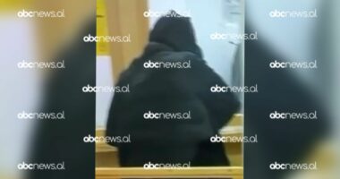 I veshur me jelek të zi dhe i maskuar/ ABC News siguron foton e autorit që grabiti pikën e exchange në Tiranë