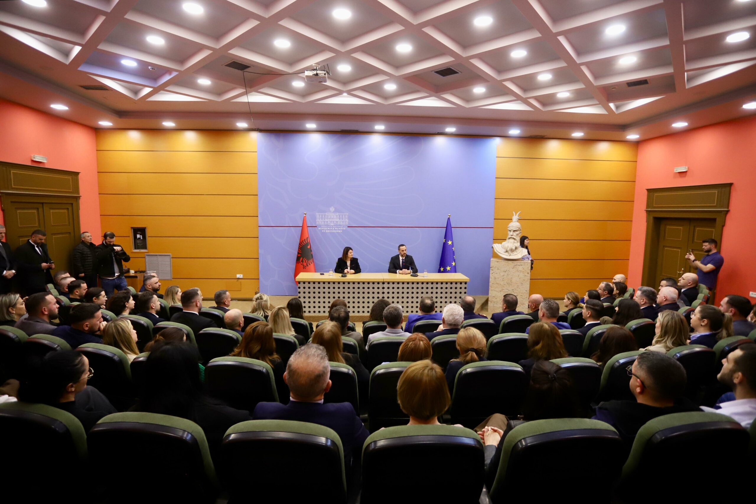 Lamallari merr detyrën e Ministrit të Punëve të Brendshme  Rikthehem në shtëpi  Përgjegjësi e madhe  nder i posaçëm