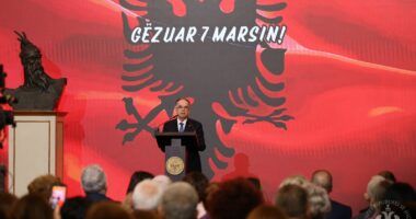 7Marsi/ Presidenti Begaj pret mësuesit shqiptarë nga të gjitha trevat: Mirënjohje për misionin e tyre kombëtar