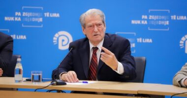 Berisha: O qeveri e poshtër!/ Doktori përkrah Gazit: U bëmë gazi i dheut!