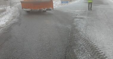 VIDEO/ Dëborë në pranverë në Korçë, zbardhet aksi Boboshticë–Dardhë