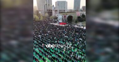 VIDEO/ Pas muajit të Ramazanit, besimtarët myslimanë festojnë Fitër Bajramin