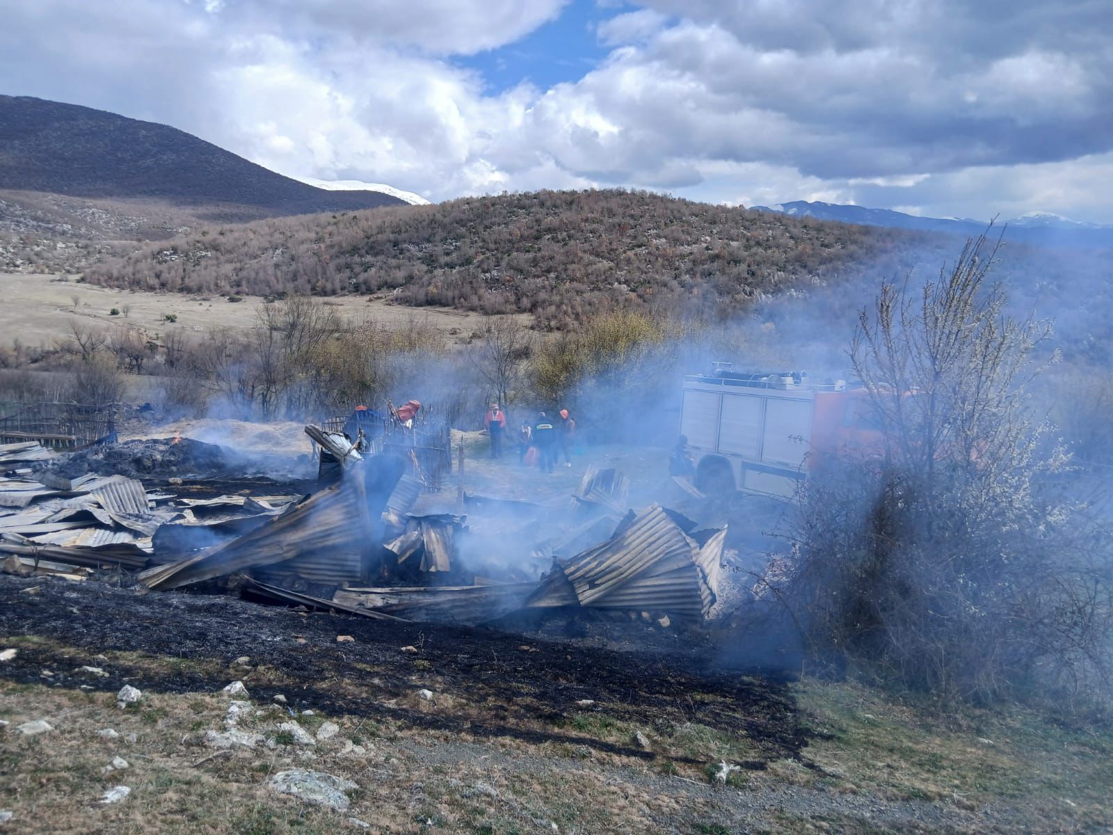 Përfshihet nga flakët një stallë bagëtish në Kolonjë  zjarrfikësit ndërhyjnë për të neutralizuar zjarrin