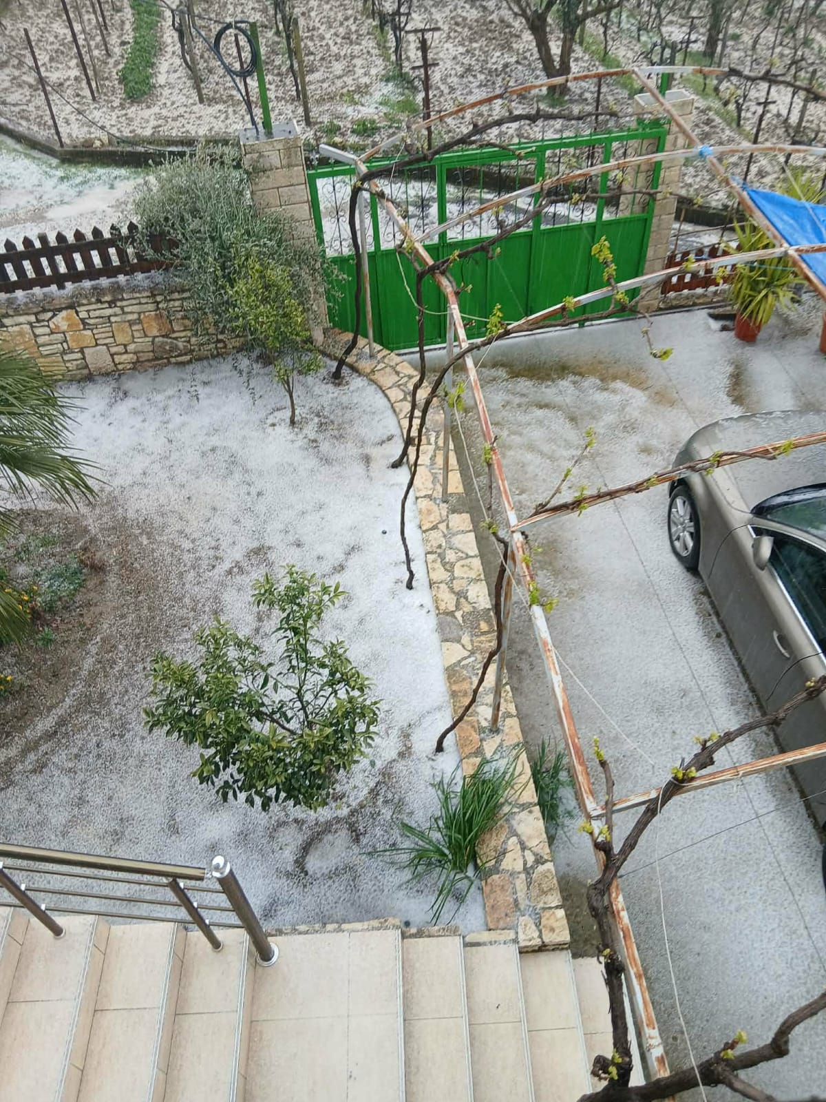 Moti i keq në vend  breshëri dëmton prodhimin në disa zona në Fier