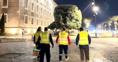 Protesta e PD, Balla poston fotot pas kaosit: Punonjësit e bashkisë riparuan dëmet e huliganëve të Berishës