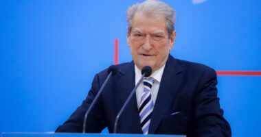 Urime mes “qelish”/ Berisha nga liria uron Metën në burg