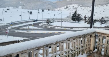 Rikthehen reshjet e dëborës në Korçë, të gjitha akset rrugore të kalueshme