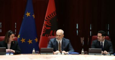 Kryeministri Rama ndan pamjet: Në tryezën e qeverisë së re