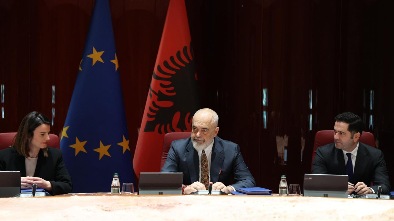 Kryeministri Rama ndan pamjet  Në tryezën e qeverisë së re