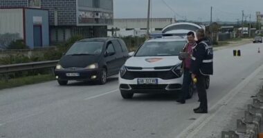 VIDEO/ Aksident në Lushnje, makina përplas 43-vjeçarin që po lëvizte me biçikletë