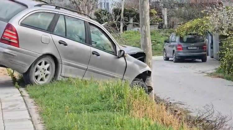 Aksident në Vlorë  Përplasen dy automjete  një i lënduar