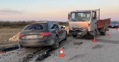 Aksident në Fier/ Përplasen dy automjete, tre persona të lënduar
