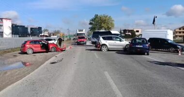 Aksident i trefishtë në aksin Thumanë-Fushë Krujë/ Të plagosurit dërgohen te Spitali i Traumës