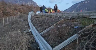 Aksident në Rrugën e Kombit/ Makina përfundon 100 metra poshtë rrugës, shpëton mrekullisht drejtuesi i mjetit
