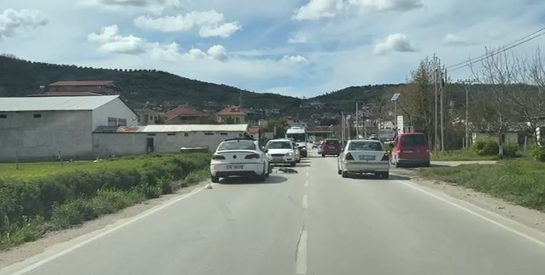Aksident në aksin Fier Patos  makina përplas një person që po lëvizte me biçikletë