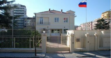 “Akt dhune i papranueshëm”, Ambasada e Francës në Shqipëri dënon hedhjen e molotovëve drejt “Vilës 31”