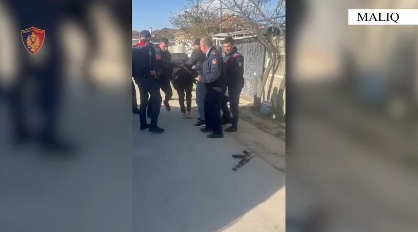 Qëllonte me kallashnikov në ajër  Maliq  pranga 40 vjeçarit  i dënuar për vjedhje dhe narkotikë