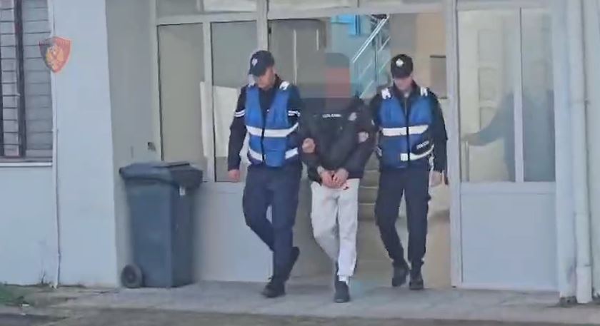 EMRI  Po transportonte 5 emigrantë të paligjshëm për të kaluar kufirin  arrestohet 23 vjeçari në Gjirokastër