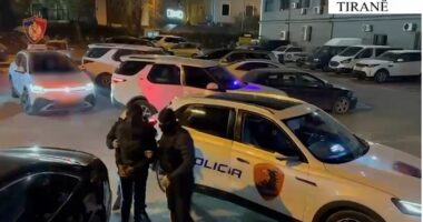 Transportonin emigrantë të paligjshëm kundrejt pagesës, arrestohen 3 persona në Tiranë