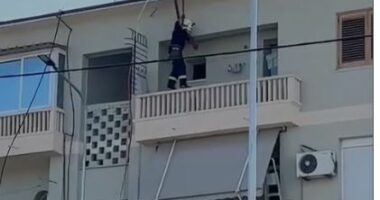 Vlorë/ U bllokua në banesë, zjarrfikësit ndërhyjnë për të shpëtuar të moshuarën, 85-vjeçarja transportohet në spital