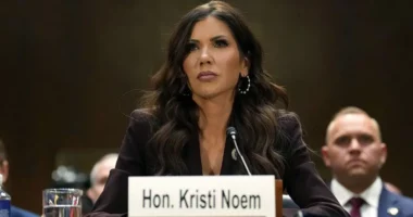 Nga vrasja e qenit të saj te avionët luksozë – Gjashtë herët që Kristi Noem bëri bujë në media