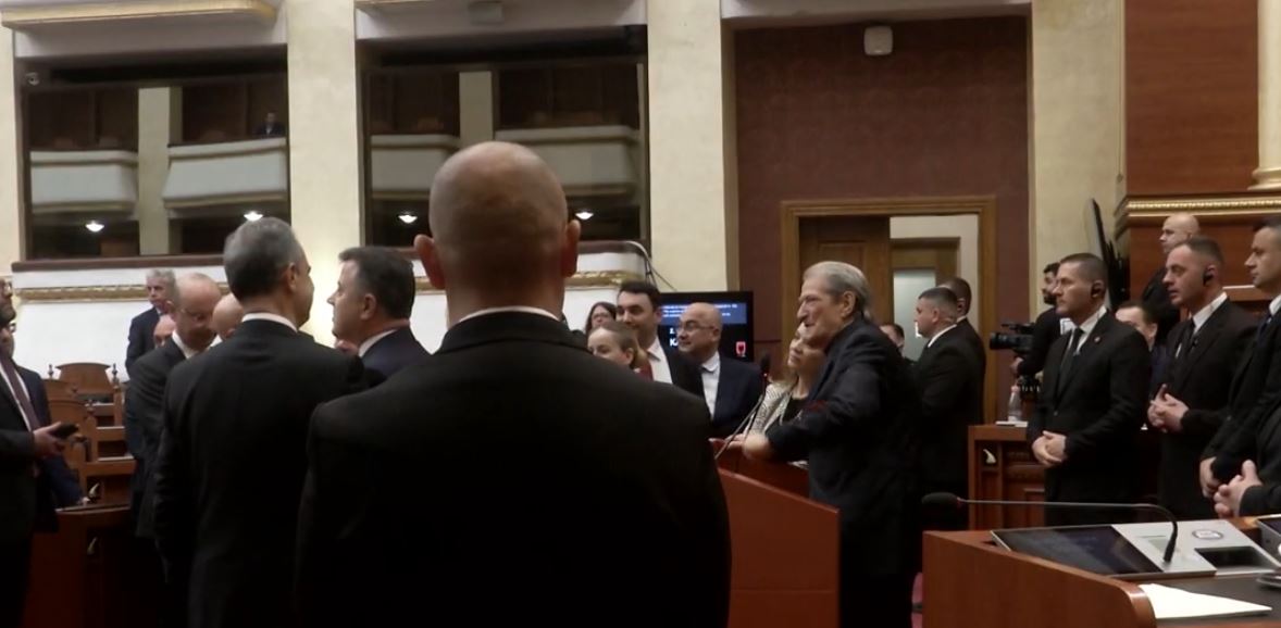 Sondazhi  PD bie sërish  Shumica mendojnë se Berisha proteston për të legjitimuar lidershipin para zgjedhjeve