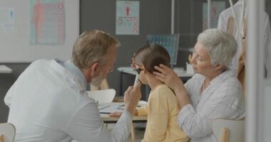 Shtohen problemet e dëgjimit tek të rinjtë/ Mjekët: Fëmijët dhe të rinjtë dëmtohen nga përdorimi i kufjeve