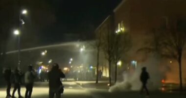 Sulmohet me molotovë selia e PS/ Militantët hodhën molotovë edhe drejt godinave qeveritare