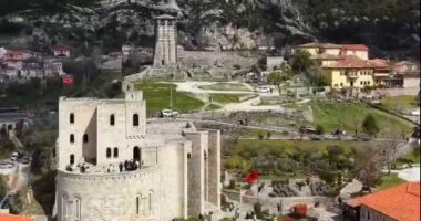 Rama publikon videon: Mbi 1 mijë vizitorë në Muzeun e Krujës gjatë “të dielës së muzeve”