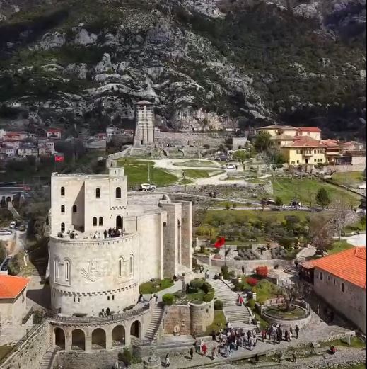 Rama publikon videon  Mbi 1 mijë vizitorë në Muzeun e Krujës gjatë  të dielës së muzeve 