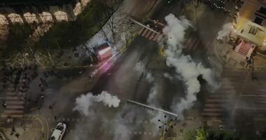 Protesta e dhunshme e PD/ Dëmtohen dy efektivë të “Shqiponjave” pas hedhjes së molotovëve