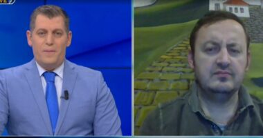 Berisha ‘ekzekuton’ Salianjin/ Gazetari: I ka dërguar indirekt mesazh kërcënues! PD është pronë e doktorit, nuk e lëshon!