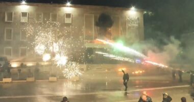 Protesta e opozitës/ Hidhen molotovë dhe fishekzjarre drejt Kryeministrisë, ndërhyn policia