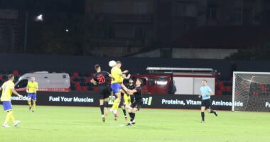 Elbasani fiton “luftën” në Vlorë/ Përplasje tifozësh, ndërhyrje e policisë pas humbjes vendase