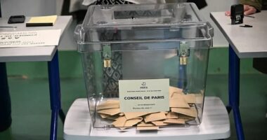 Votuesit francezë drejtohen në qendrat e votimit për raundin e parë të zgjedhjeve lokale