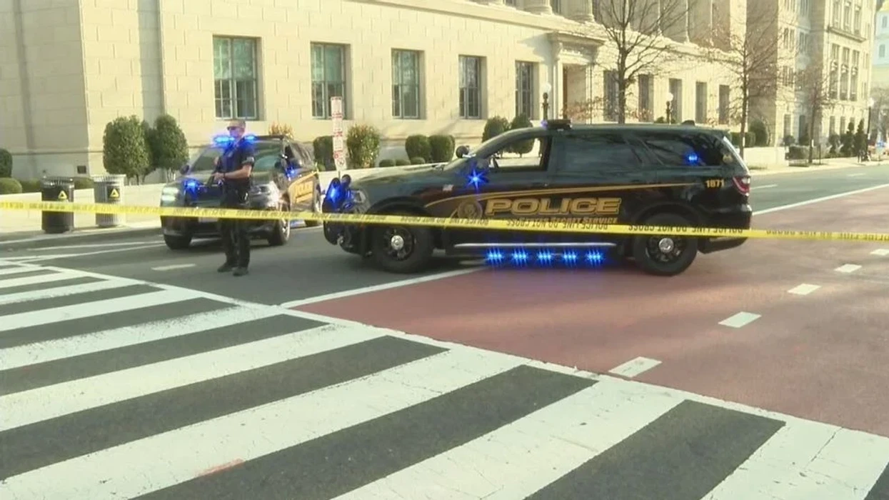 VIDEO/ Furgoni përplaset me barrikadën e Shtëpisë së Bardhë, arrestohet shoferi