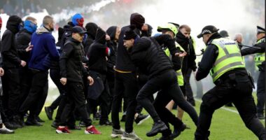 Dhunë në derbin e Glasgow/ Përleshje masive në sfidën e zjarrtë mes Rangers dhe Celtic