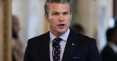 Avionë ushtarakë amerikanë ngrihen nga baza RAF, Hegseth paralajmëron për ditën më intensive të sulmeve në Iran