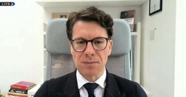 Lufta në Iran/ “Sulmet pritet të vazhdojnë”, eksperti Hoxhaj: Ende herët për negociata, Trump kërkon dorëzimin e regjimit