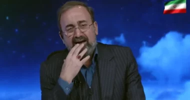 Gazetari iranian shpërthen në lot teksa lexon lajmin për vdekjen e Ajatollah Ali Khamenei