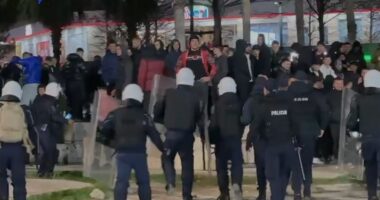 Tensione në Vlorë, sherr mes skuadrave pas ndeshjes mes Flamurtarit dhe Elbasanit. Ndërhyn policia