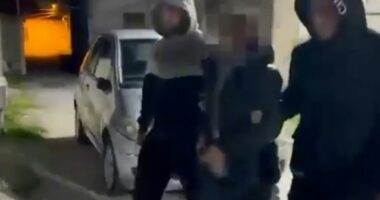 Plagosi me armë zjarri një person/ Arrestohet 42-vjeçari në Kavajë, pranga edhe bashkëpunëtorit të tij