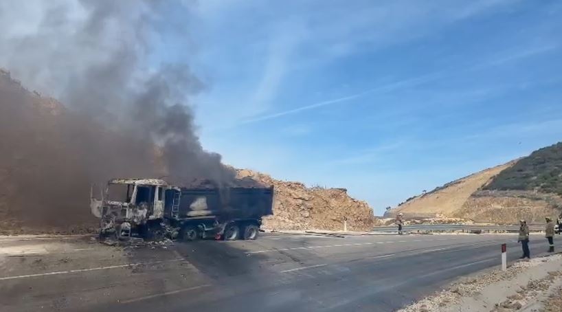 Shkrumbohet kamioni në Bypassin e Vlorës  Shkak  shkëndija elektrike