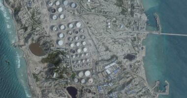 Irani: Eksportet e naftës po vazhdojnë pas sulmeve në ishullin Kharg