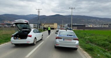 Vdes i riu në aksident/ Prizren, motorri përplaset me kamionin