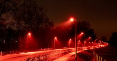 Nga e bardha në të kuqe, Kopenhagen ndryshon ndriçimin rrugor, ja arsyeja..