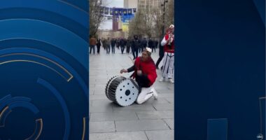 Festë dhe tupana në Prishtinë/ Kosova gëzon për ndeshjen historike, tifozët ndezin qytetin